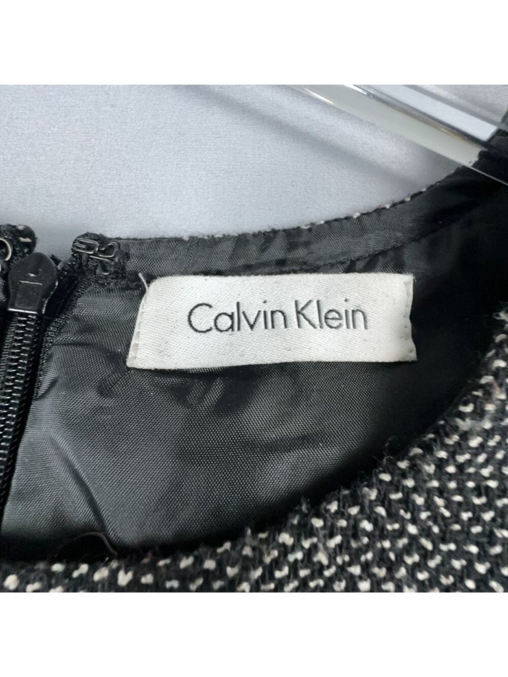 Calvin Klein Sheath Dress Size 8 Gray Sleeveless Textured Back Zip Round Neck - Picture 4 of 8